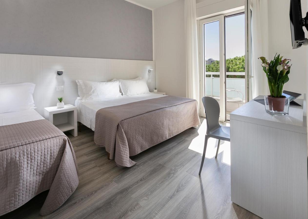 Hotel Zanarini Riccione Esterno foto