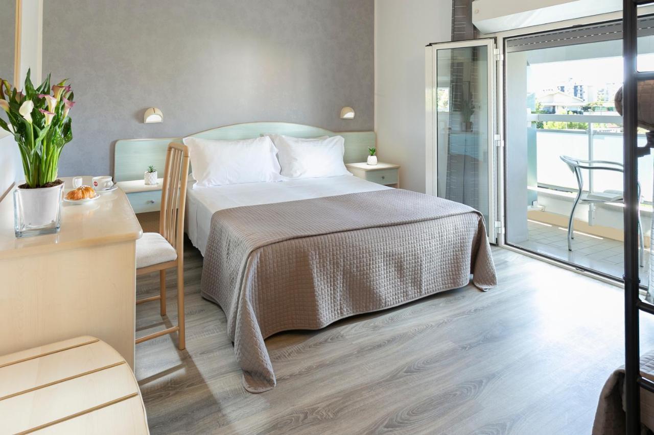 Hotel Zanarini Riccione Esterno foto
