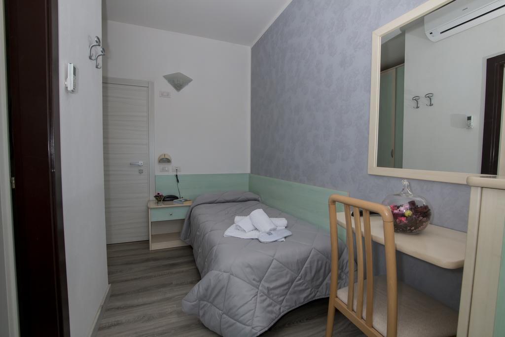 Hotel Zanarini Riccione Camera foto