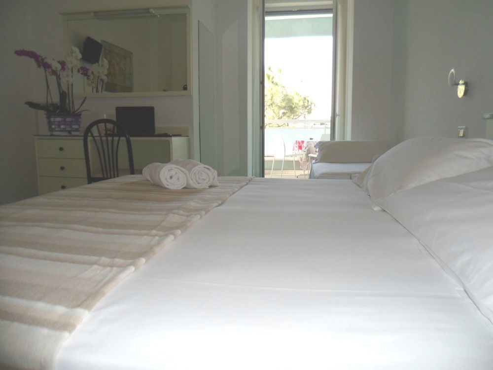Hotel Zanarini Riccione Esterno foto