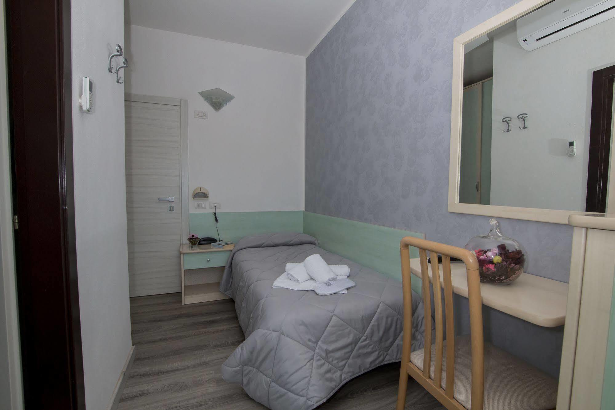Hotel Zanarini Riccione Esterno foto