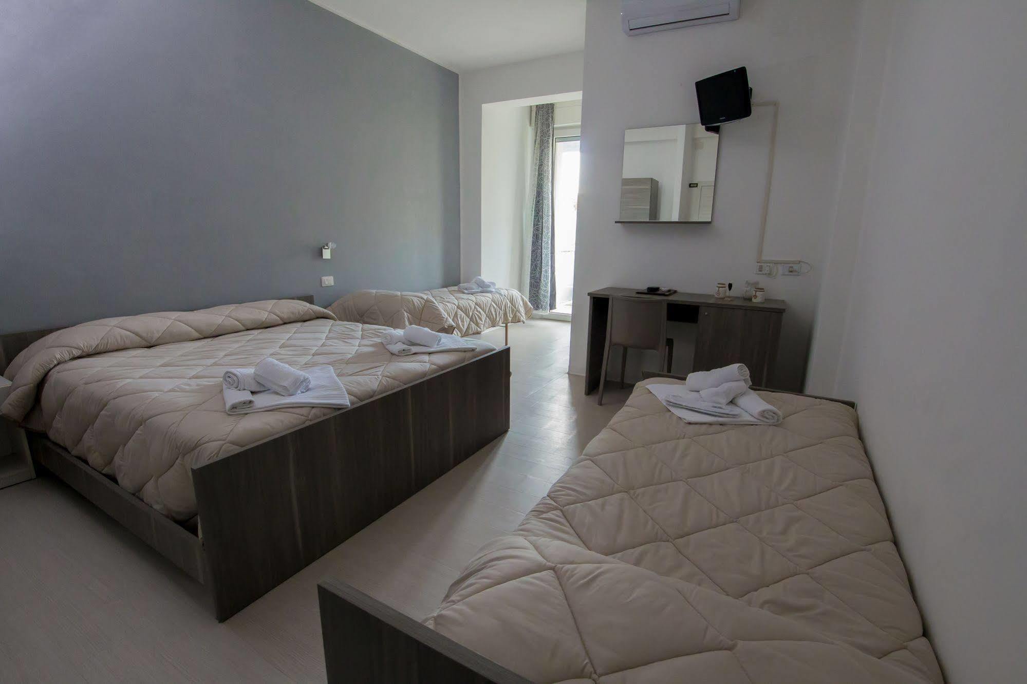 Hotel Zanarini Riccione Esterno foto